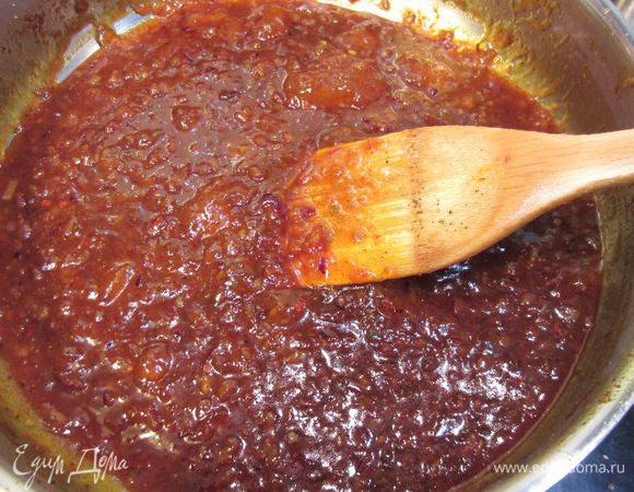 Посолите чатни, посыпьте сахаром и варите пару минут. Добавьте кинзу и выключите огонь. Перелейте чатни в банку с крышкой и остудите его.