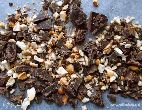 На пергамент красиво выложить поломанный на кусочки шоколад, кешью, присыпать корицей и имбирем (я еще добавляю черный перец). Привести в творческий беспорядок.