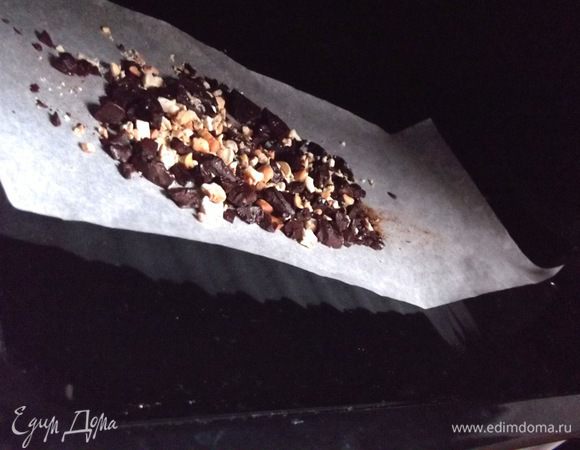 Пергамент с шоколадом отправляем в хорошо разогретую духовку на пару минут.