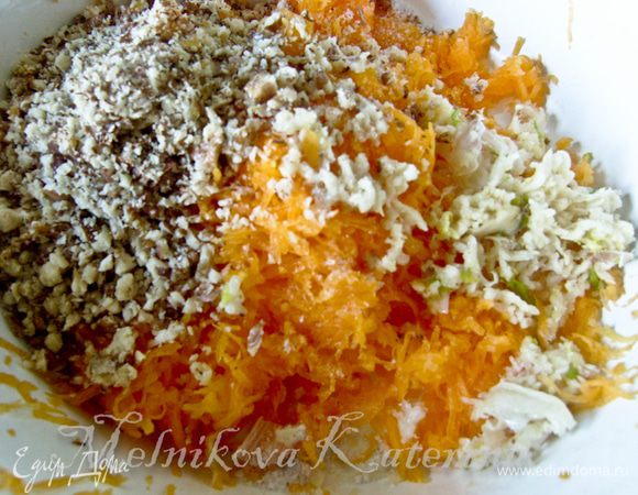 Сперва приготовить начинку. Для этого тыкву натереть на мелкой терке. Орехи измельчить, но не в муку! Чеснок продавить в прессе для чеснока. Смешать ингредиенты. 