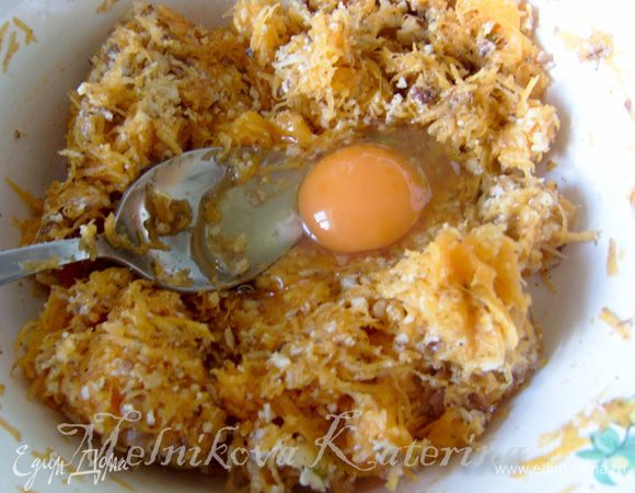 Добавить в начинку яйцо и все тщательно перемешать. 