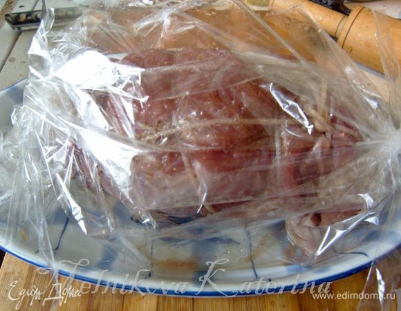 Свернуть мясо в рулет. Закрепить нитью. Выложить в рукав для запекания, предварительно смазав рулет немного маслом. 