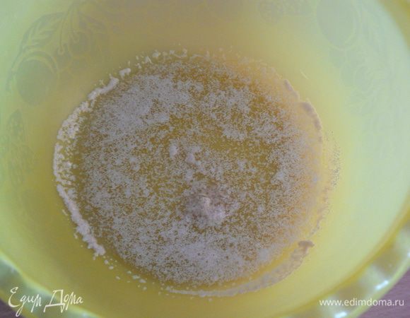 Развести дрожжи в 40 мл теплого картофельного отвара(в котором варилась картошка)или просто в воде