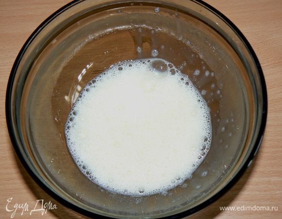 слегка взбить яйцо