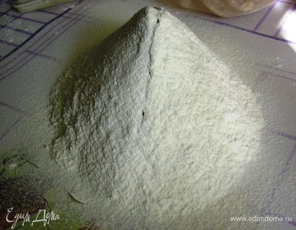 Муку хорошенько просеиваем.