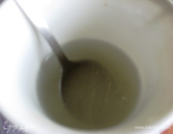 В воде растворяем соль и сахар, добавляем уксус. Уксус повышает качество клейковины муки. При недостатке уксуса слои расплываются. Избыток кислоты ухудшает вкус.
Вместо воды можно взять холодное молоко, при этом улучшится вкус теста, но снизится эластичность. Лучше всего использовать смесь молока и воды. 
 Добавляем водно-уксусную смесь к крошке, замешиваем тесто.