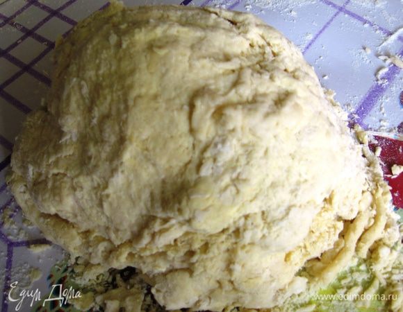 Накрываем тесто сверху пленкой и отправляем в холодильник на 2 часа. 