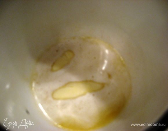 Готовим начинку. Масло растапливаем на водяной бане с сахаром. Снимаем с бани, даем чуточку остыть.