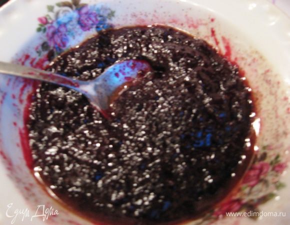 Добавляем смородину, специи и ложечку рома. Так лучше раскрываются ароматы и сами ягоды становятся нежнее. Так как свежей смородины пока нет я использовала ягоды перетертые с сахаром, а масло просто растопила.Ароматы правда незабываемые!