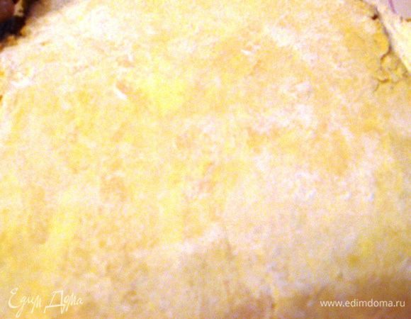 Достаем тесто. Раскатываем тесто, присыпаем «припыливаем» мукой. Складываем в 3-4 слоя. И повторяем эту же процедуру 2-3 раза. При этом тесто насыщается воздухом и становится более слоеным. 