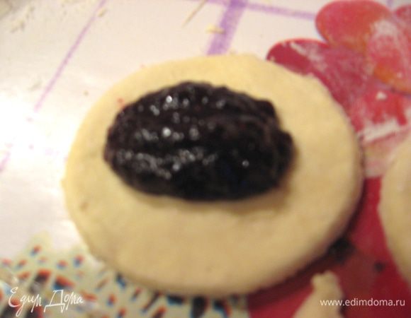 На серединку кладем по десертной ложке начинки. 