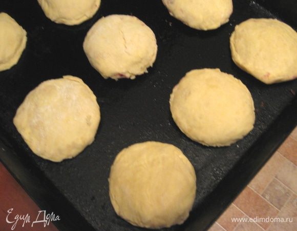 Сверху кладем такой же кружочек. Хорошенько защипываем края. Выкладываем на противень смазанный маслом.