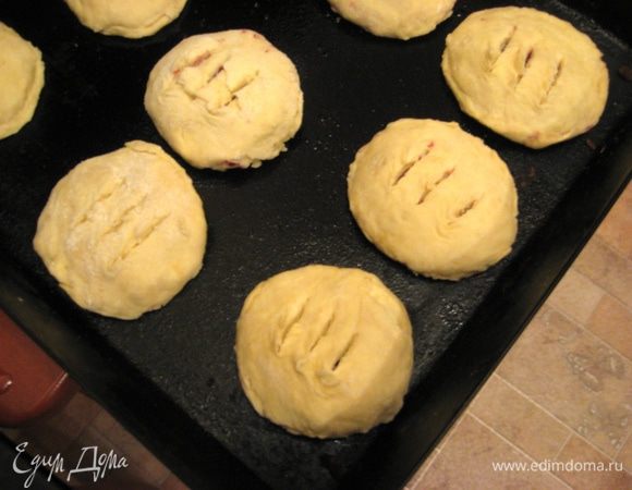 Смазываем взбитым яйцом. Делаем надрезики. Выпекаем при температуре 200 градусов до готовности (примерно 30 минут, зависит от духовки).