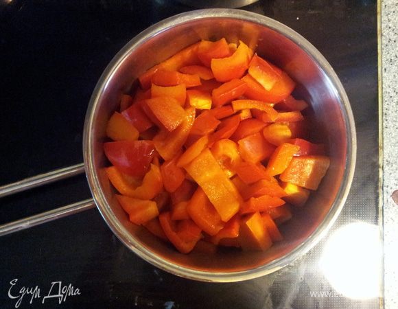 Нарезанные перцы поместить в кастрюлю, полить лимонным соком и тушить 8-10 минут.