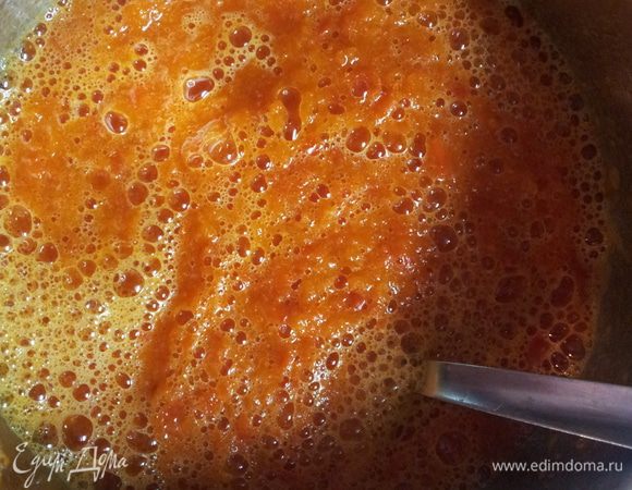 Блендером измельчите перец, добавить постепенно паприка, чеснок и соль