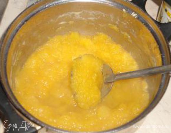 Порезать тыкву на кусочки и сварить тыкву в подсоленной воде,минут 20,потом размять,или взбить блендером.я просто размяла толкушкой для картошки.Остудить до тёплого состояния