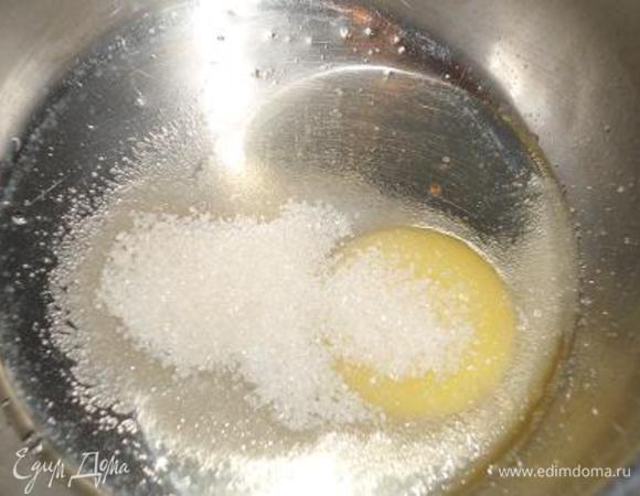 Яйцо смешать с сахаром и солью.Добавить молоко тёплое и масло размягчённое.Перемешать и добавить остывшее тыквенное пюре.