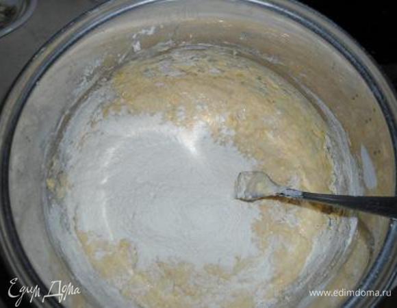 Муку соединить с дрожжами и просеять.Добавить ёё к массе из шага 2.