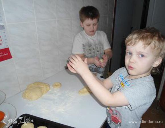 Обмять тесто и можно приступать в лепке булочек.Тут у меня помощники подоспели))Я катала просто колобки,старший сын решил,что будут калачики,я не препятствовала.