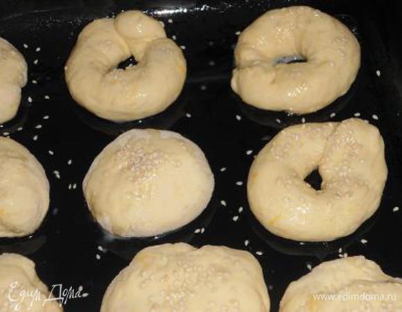 Помазать поверхность булочек взбитым яйцом и присыпать кунжутом.Выпекать в разогретой до 160 гр. духовке 15 минут.