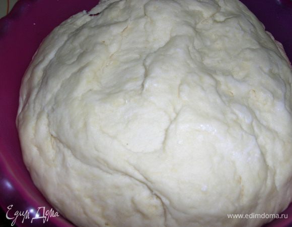 Достаем наше тесто, ой какое оно нежное и мягкое, мммм!!!