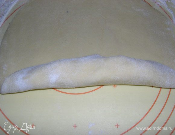 Сворачиваем тесто с начинкой рулетиками. 