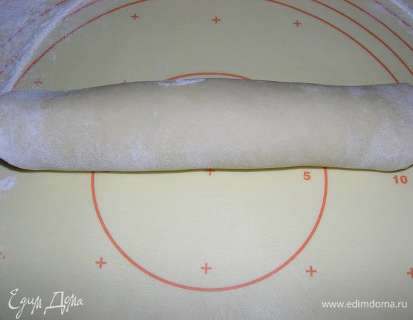 Кладем НАШИ РУЛЕТИКИ на противень не много смазанный раст. маслецом. Смазываем рулетики молоком!