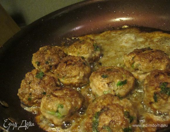 Сформировать маленькие круглые котлетки, обвалять их в муке и обжарить на сковороде с растительным маслом.