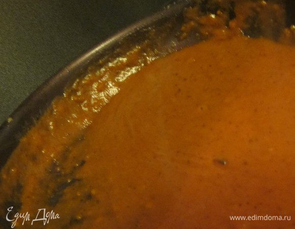 Затем в это же масло добавляем муку и пассируем 2 минуту, добавляем сок, соль и варим соус около 2-3 минут.Снимаем с огня.