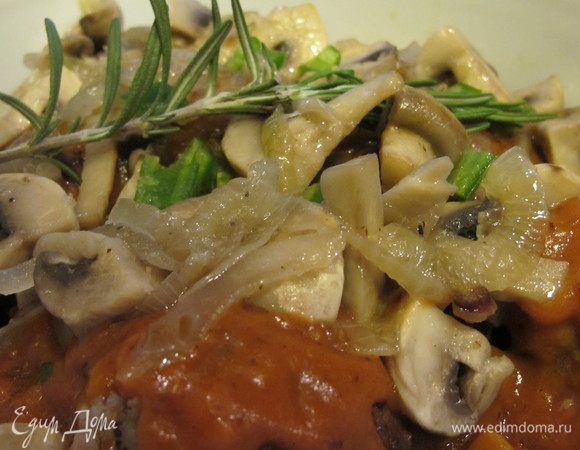На другой скороде разогреваем масло, режем луковицу полукольцами, обжариваем 1 минуту, добавляем крупно порезанные грибы, солим и жарим 5 минут.В огнеупорную кастрюльку или форму выкладываем половину котлеток, половину грибов, веточку розмарина и половину соуса (у меня соуса получилось многовато, поэтому немного осталось), вторую половину котлеток, грибов, заливаем соусом, веточку розмарина и мелко нарезанный перчик чили. Закрываем крышкой и отправляем в духовку 220 гр на 30 минут. Приятного аппетита!!!!