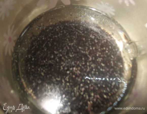 Разморозить клубнику, после чего сок слить.
Запарить мак.