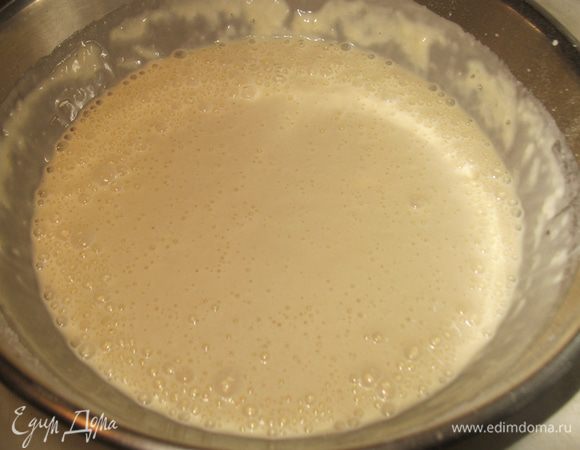 Готовим заварные блины на кефире:
 До однородности перемешиваем кефир, яйца, соль и сахар и всыпаем просеянную муку. Перемешиваем до тех пор пока не исчезнут комочки.
В стакан крутого кипятка всыпаем соду, быстро перемешаем и вливаем в тесто. Еще раз тщательно перемешаем и оставим заварное тесто на 5 минут, для настаивания.