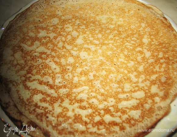 Добавим растительное масло и выпекаем блины, на сильно разогретой и смазанной растительным маслом сковороде, с обеих сторон до румяности. 