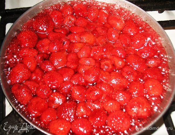 Подготовим клубнику. На сковороде растопить сливочное масло и всыпать сахар. Когда сахар растает выкладываем клубнику и несколько минут карамелизуруем. Оставляем остыть.