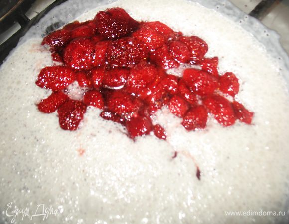 Сливаем воду с мака. Добавляем немного сметаны и блендером растираем мак. Потом добавляем оставшуюся сметану и клубнику.