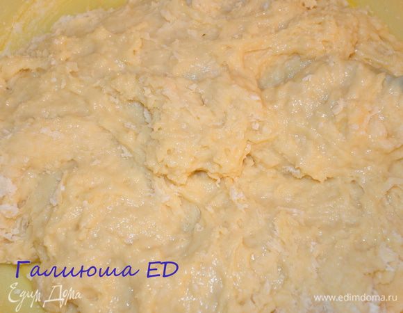 Развести дрожжи в теплом молоке. А если у вас быстродействующие, как у меня, то можно сразу их добавить в муку.
Смешать все остальные ингредиенты и замесить однородное тесто.