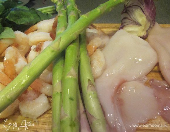 У спаржи срезать грубые концы, креветки и кальмары промыть и просушить.