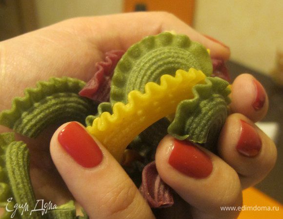 Пасту сварить согласно инструкции на упоковке.Посмотрите какая у меня красивая!