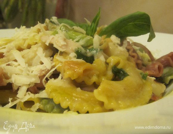 Добавить пасту к морепродуктам , перемешать и тут же подавать, присыпав пармезаном и базиликом, и немного сбрызнуть оливковым маслом.Приятного аппетита!