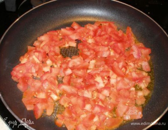Томаты порезать и жарить на оливковом масле на маленьком огне в течение 20 мин. За это время масса должна стать мягкой. Вместо свежих томатов можно взять консервированные в собственном соку.