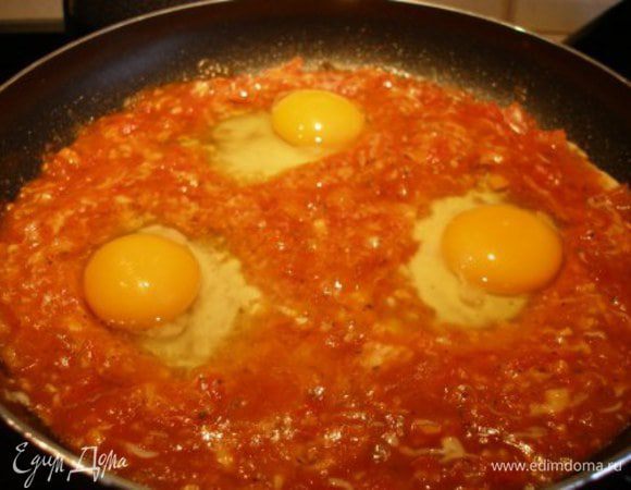 В каждую "воронку" разбить по яйцу.