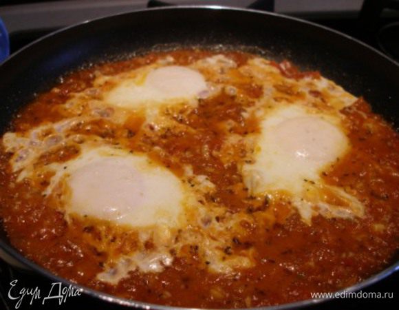 Сковороду накрыть крышкой и готовить блюдо на среднем огне около 5 мин.