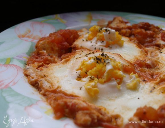 Можно и меньше, в зависимости от того, какой степени готовности вам нужны яйца. Например, мой муж любит, чтобы желтки были жидкими, - для него это блюдо готовится не более 2-3 мин.
А я люблю, когда яйцо прожаренное. С помощью зубочистки "взъерошиваю" желток и посыпаю итальянскими травами.
Можно есть так, а можно для пущего эффекта подавать на брускетте. 