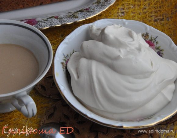 Готовим соус. Для этого желтки взбиваем с сахаром добела. Соединяем кофе со сливками и варим в сотейнике, добавив ванилин. Доводим до кипения и оставляем на медленном огне. После добавляем в сливочно-кофейную массу желтки, хорошенько перемешиваем и варим на медленном огне до густоты, постоянно помешивая. После полить готовым соусом наш кекс.