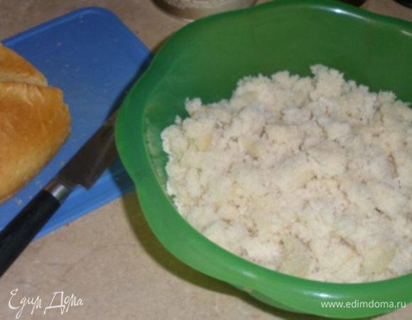 Обрезать корочку у батона так, чтобы остался один мякиш. Раскрошить мякиш в чашку.