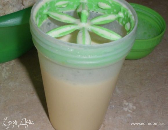 Теплое молоко смешать в шейкере с ванилином и  2 ст.л. сахара.