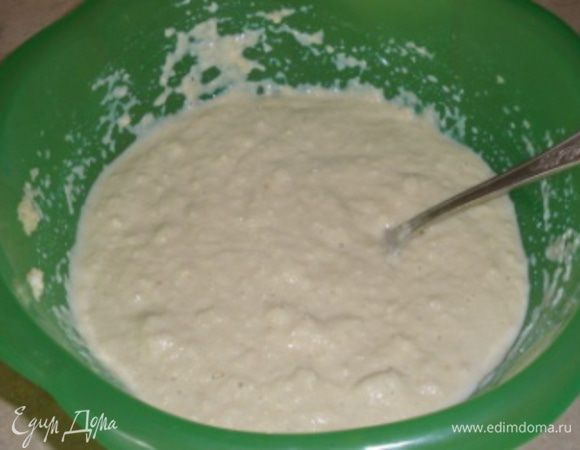 Залить молоком крошку из батона и тщательно перемешать вилкой, можно взбить миксером или блендером.Должно получиться тесто как на "Шарлотку".