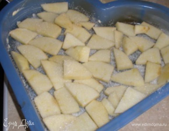Форму для выпечки смазать сливочным маслом и посыпать сахаром. Яблоко очистить от кожуры, порезать на тонкие ломтики. Выложить яблоко на форму и посыпать сахаром.
