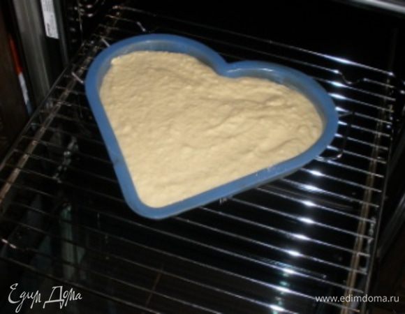 На яблоки выложить тесто и поставить в духовку на 30-35 мин.