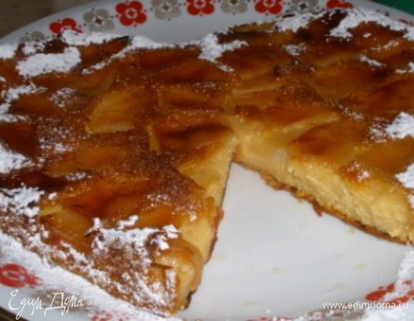 Перевернуть готовый пирог, выложить на тарелку вверх яблоками и украсить сахарной пудрой.